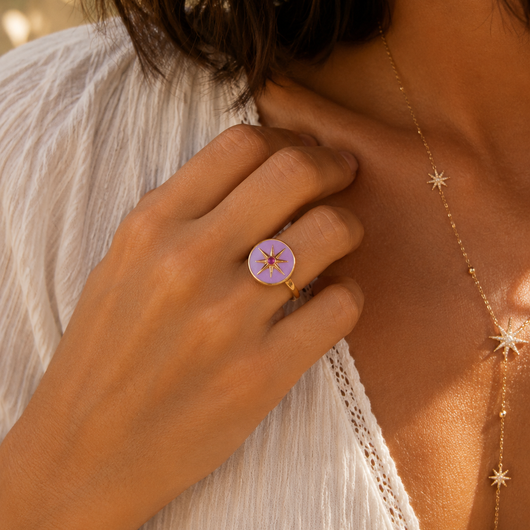 Bague fine avec un pièce ronde émaillé avec motif étoile et serti d'un strass en acier inoxydable