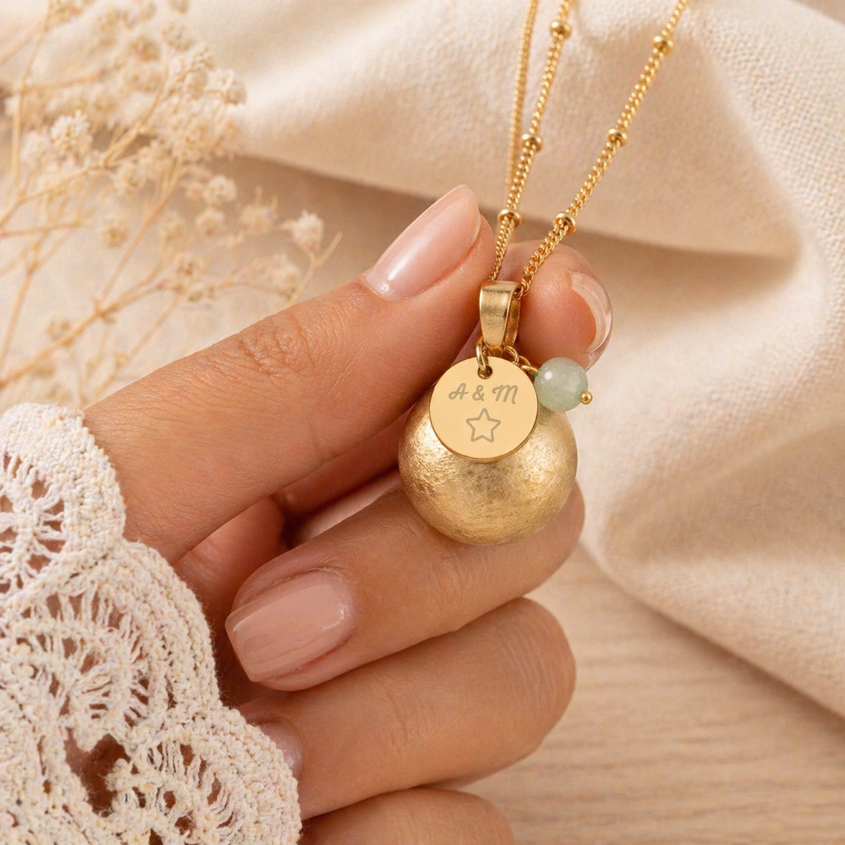 Bola de grossesse doré brossé médaille à graver perle aventurine