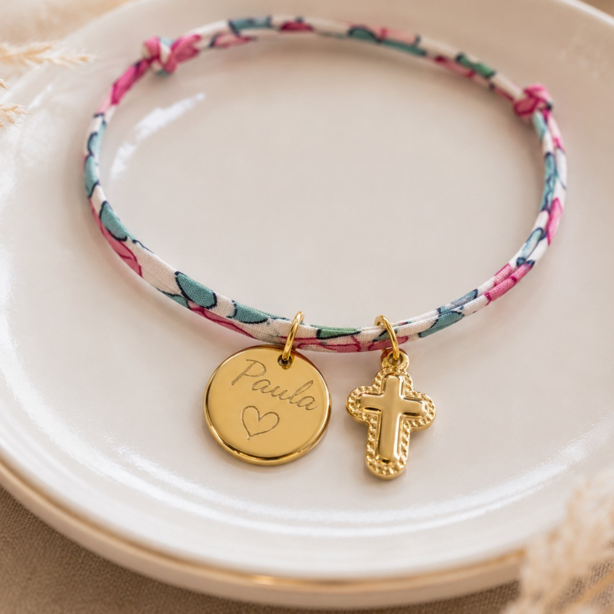 Bracelet Liberty personnalisé avec médaille gravée et croix dorée