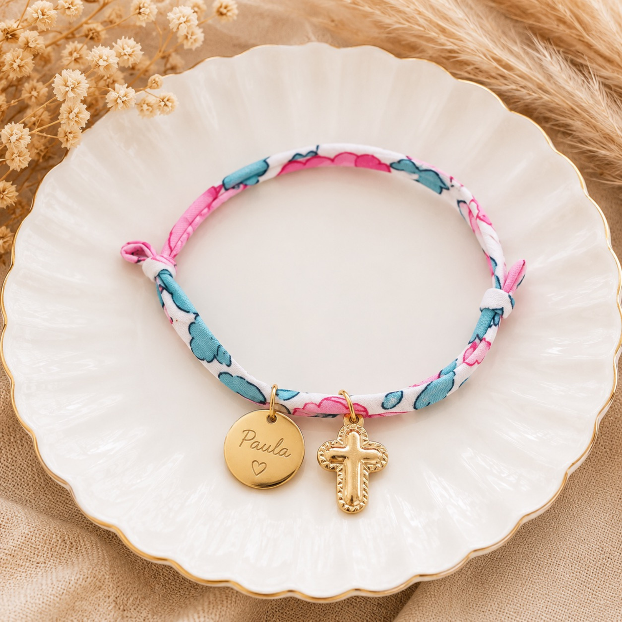 Bracelet Liberty personnalisé avec médaille gravée et croix dorée