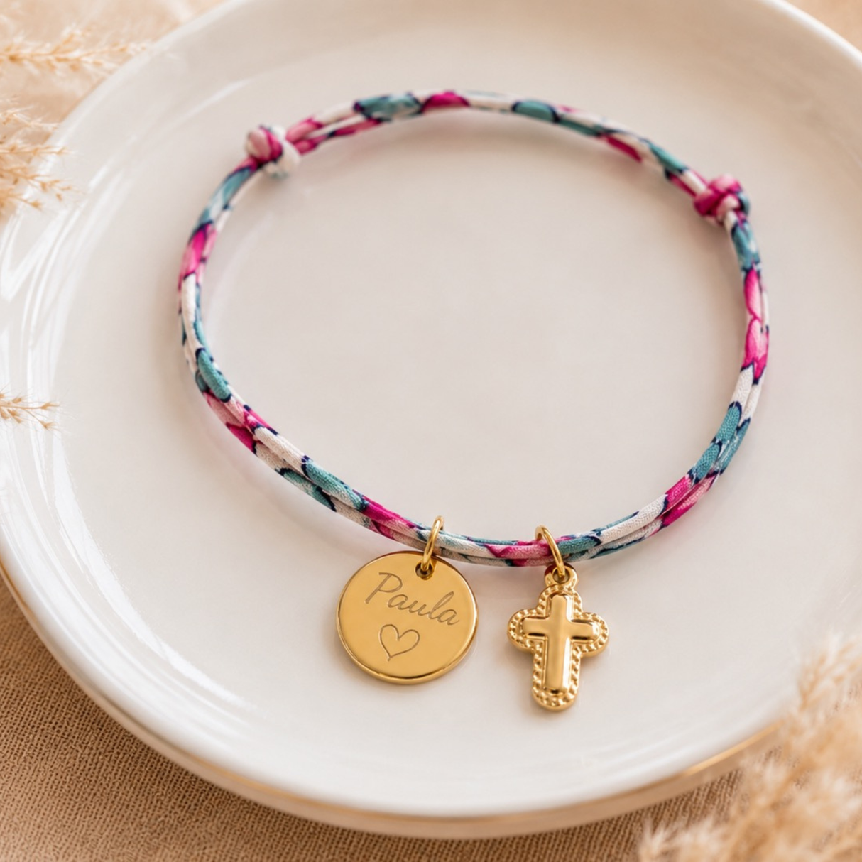 Bracelet Liberty personnalisé avec médaille gravée et croix dorée