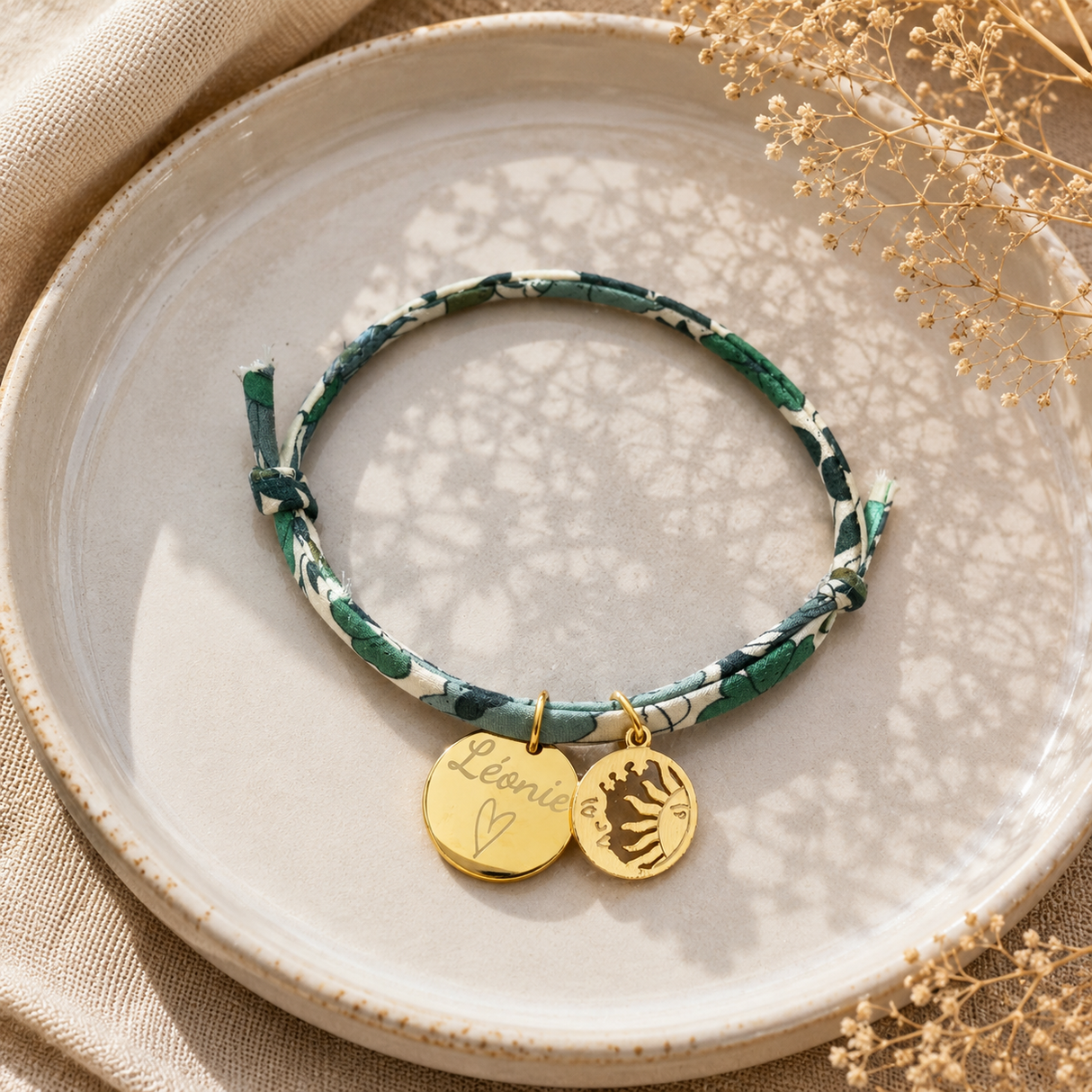 Bracelet Liberty personnalisé avec médaille gravée et pendentif soleil