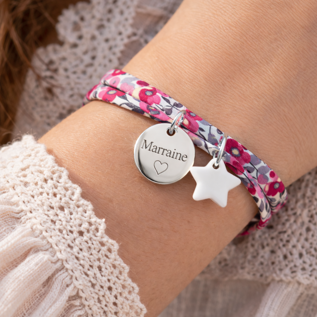 Bracelet personnalisé médaille gravée breloque nacre