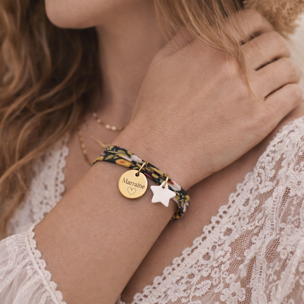 Bracelet liberty personnalisé médaille gravée breloque nacre