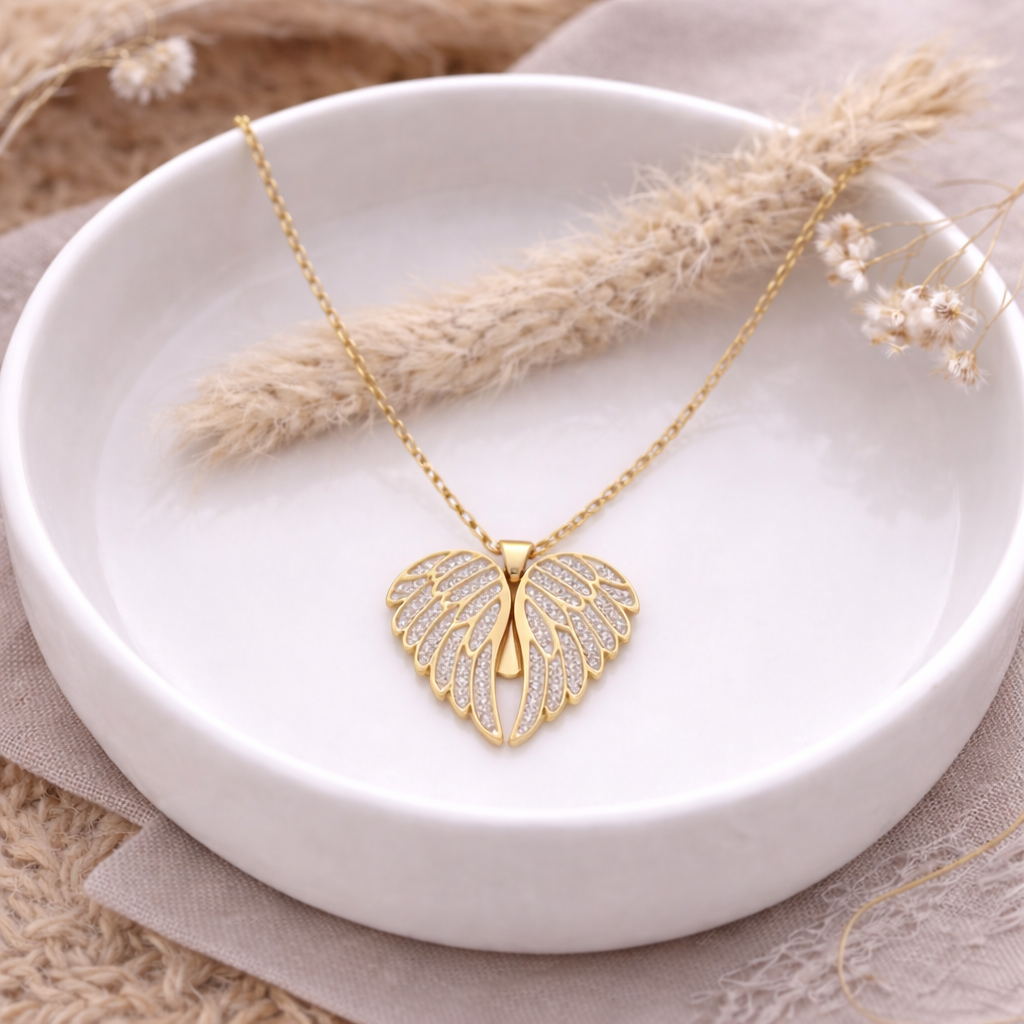 Collier personnalisé médaille gravée ailes d'ange strass