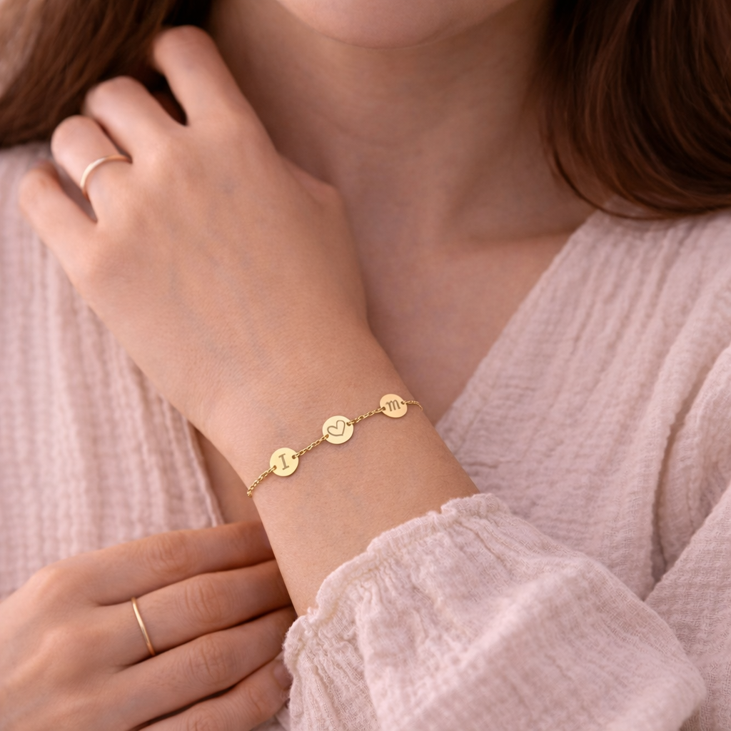 Bracelet lettre initiale personnalisé 3 médailles gravées