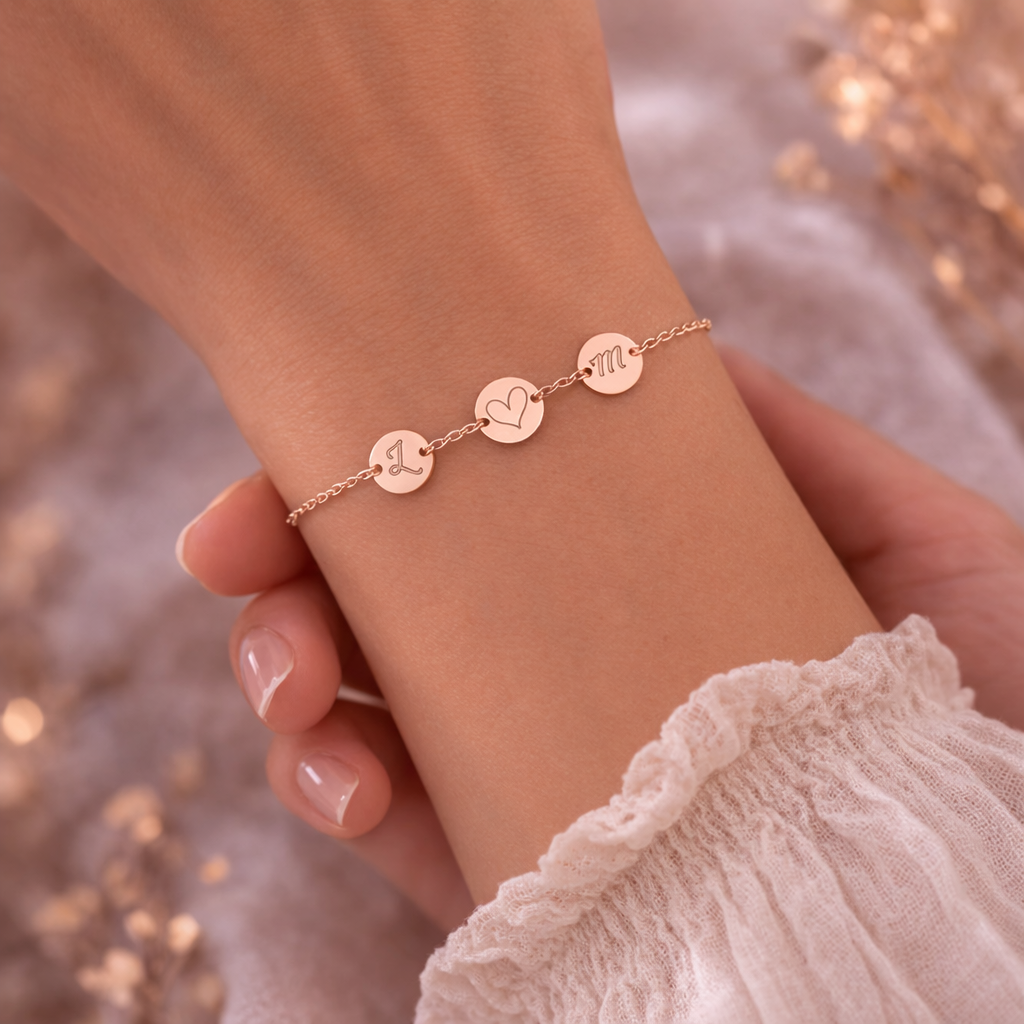 Bracelet lettre initiale personnalisé 3 médailles gravées