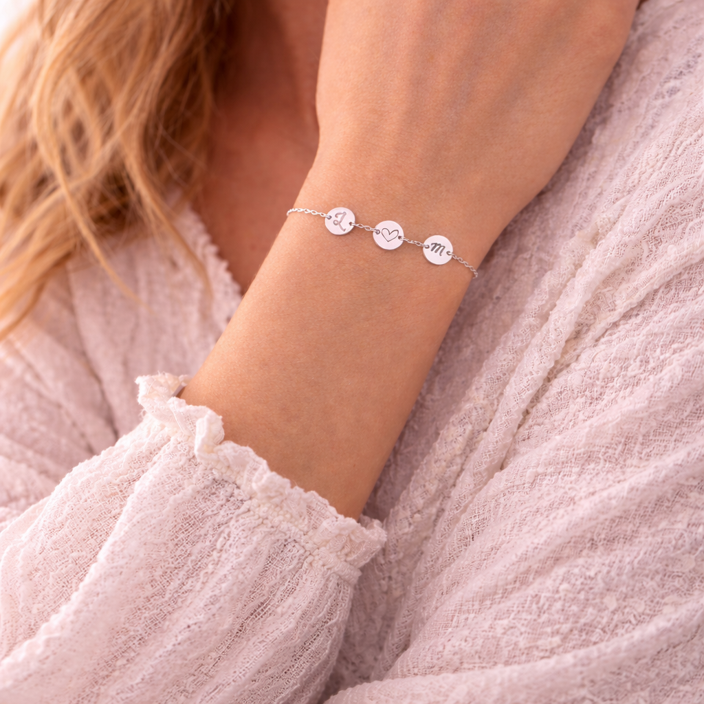 Bracelet lettre initiale personnalisé 3 médailles gravées