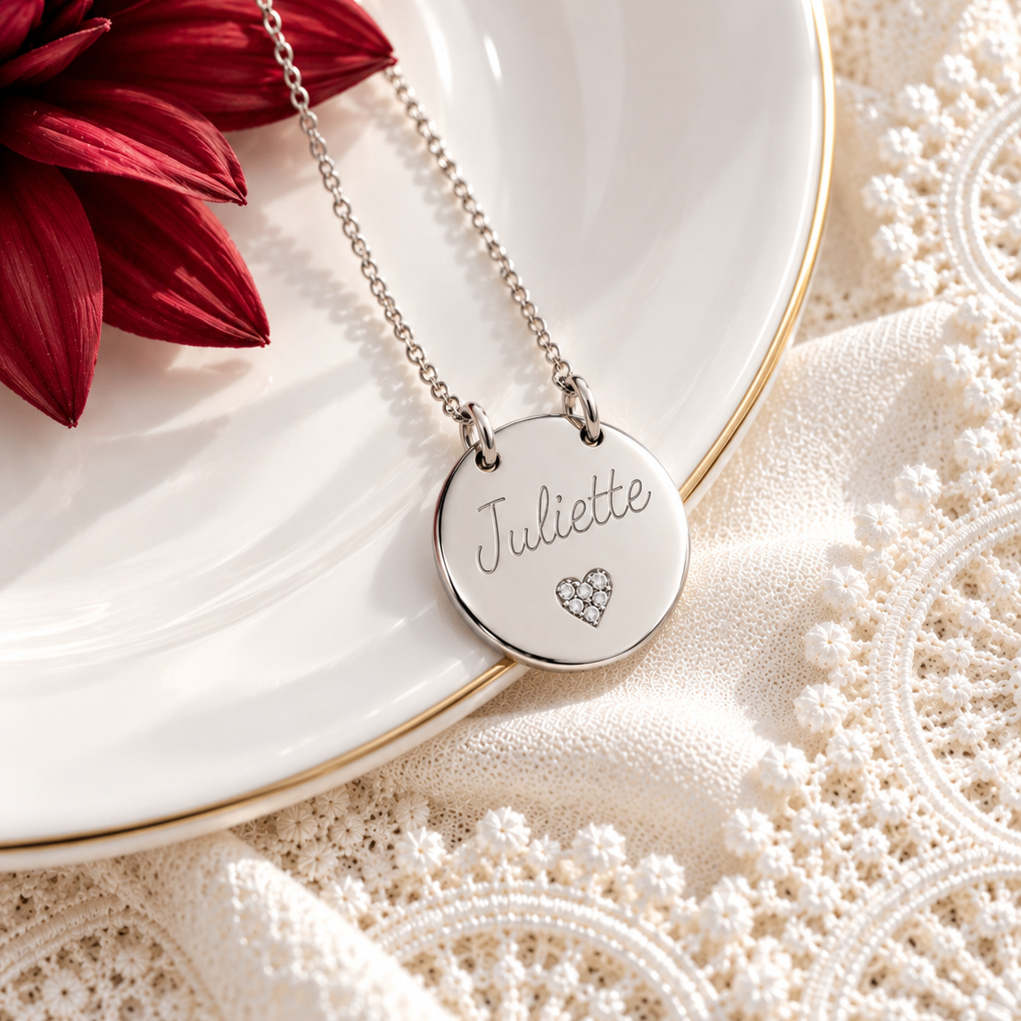 Collier personnalisé médaille gravée petit coeur strass