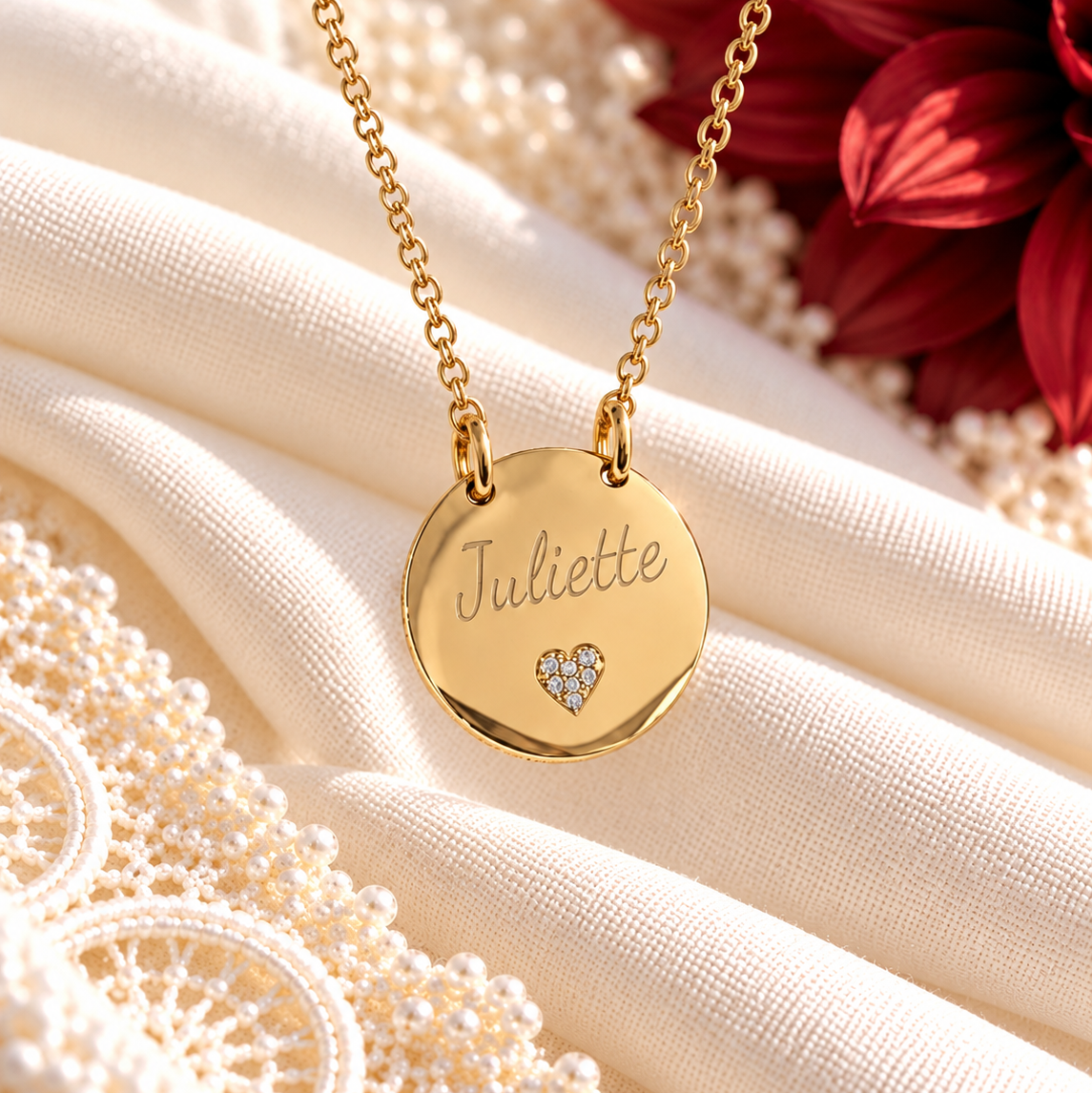 Collier personnalisé médaille gravée petit coeur strass