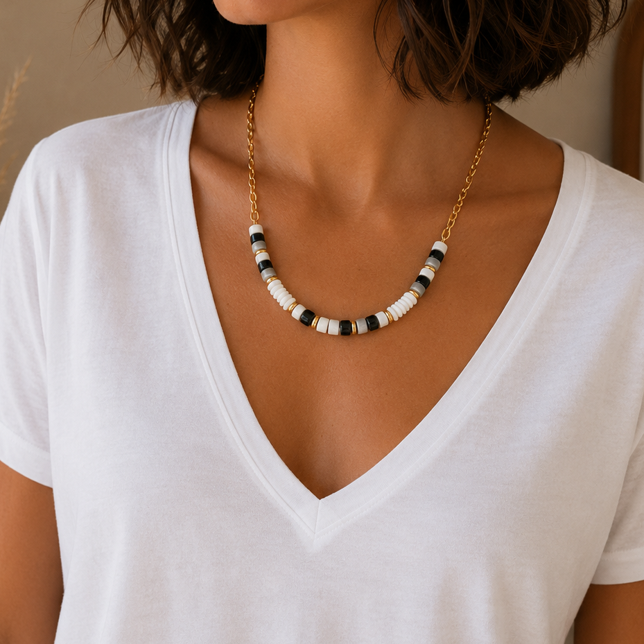 Collier en maille avec perles coquillages et céramiques
