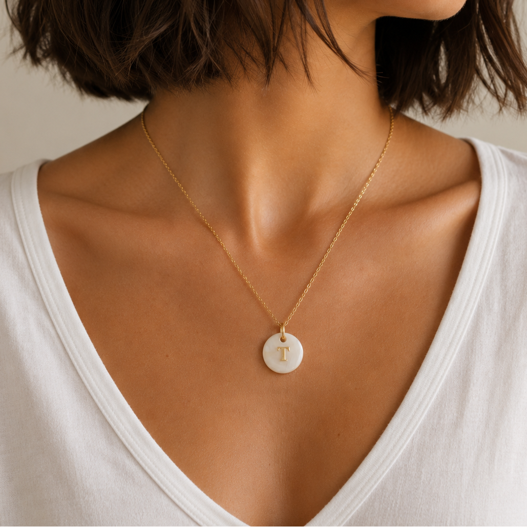 Collier personnalisé lettre nacre gravée en acier inoxydable