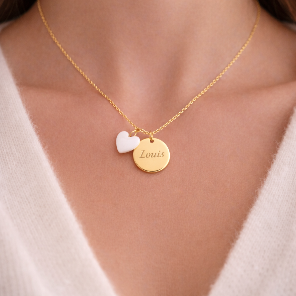 Collier personnalisé médaille gravée coeur nacre