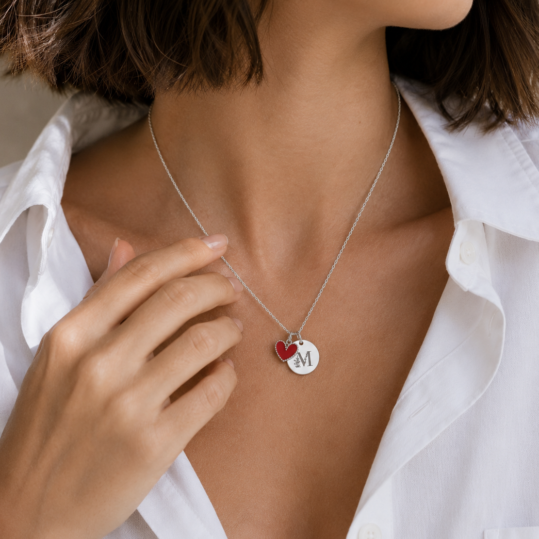 Collier personnalisé médaille gravée lettre fleur initiale en acier inoxydable coeur rouge