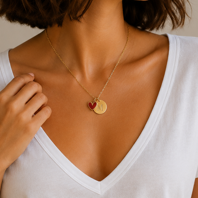 Collier personnalisé médaille gravée lettre fleur initiale en acier inoxydable coeur rouge