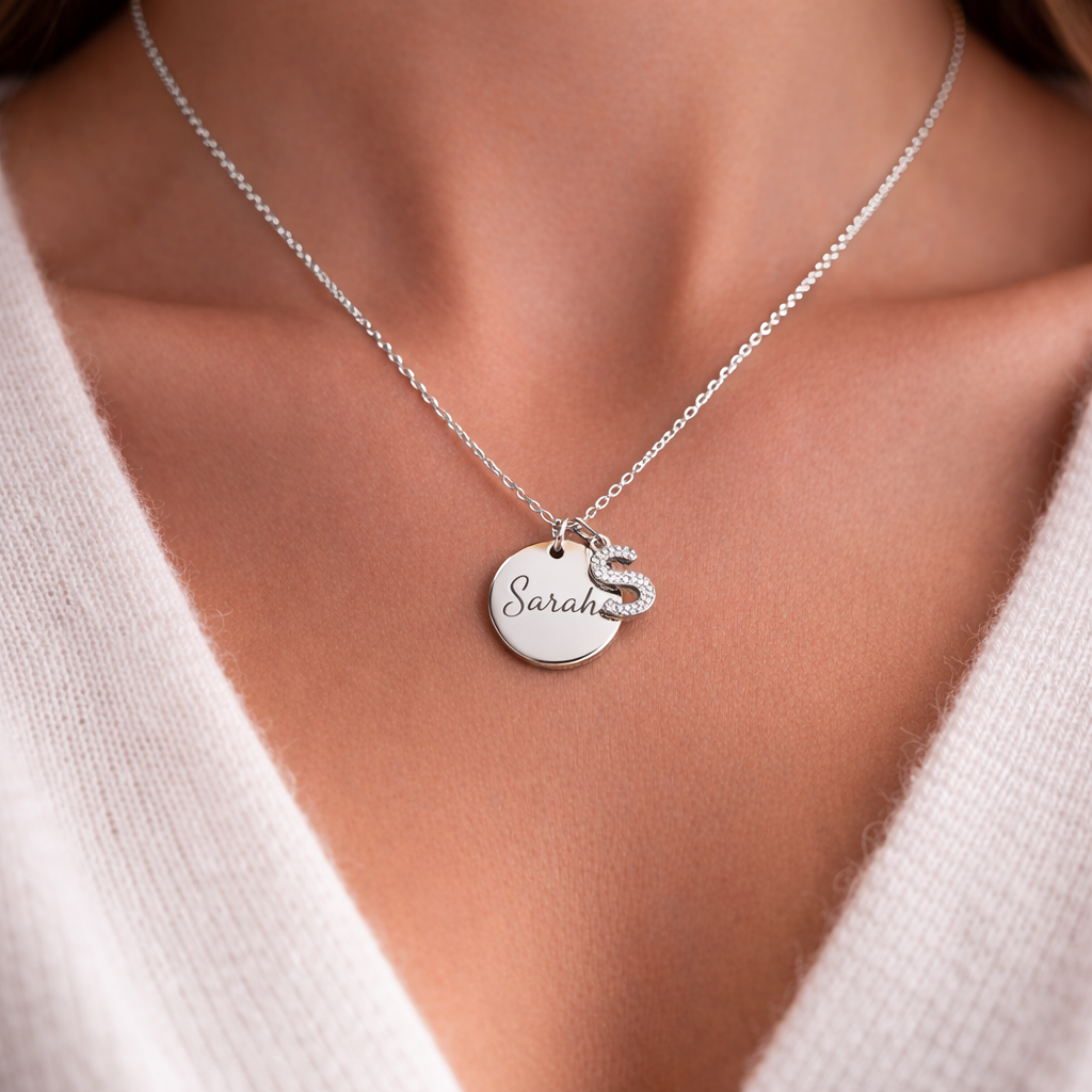 Collier personnalisé médaille gravée lettre strass initiale