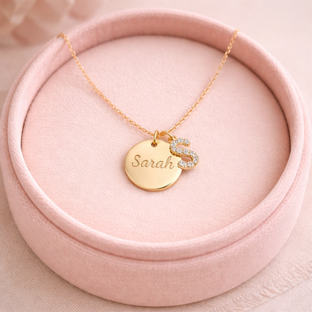 Collier personnalisé médaille gravée lettre strass initiale