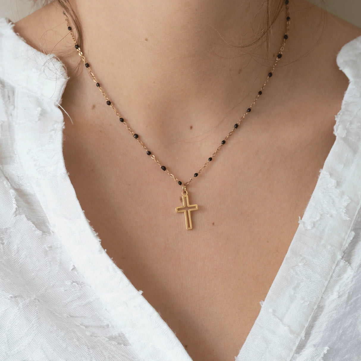 Collier croix chrétienne chaine perlée or et noire acier inoxydable femme