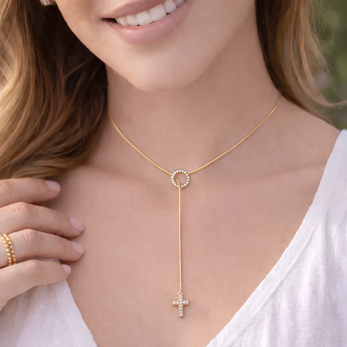 Collier croix ajustable cercle avec strass en acier inoxydable Collier croix ajustable cercle avec strass en acier inoxydable - Doré | Creabibenval