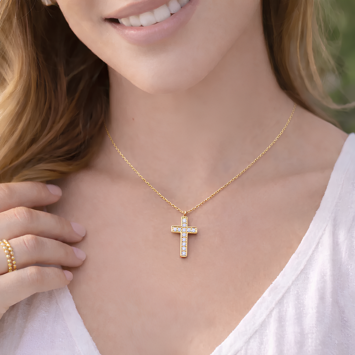 Collier croix avec strass en acier inoxydable Collier croix avec strass en acier inoxydable - Doré | Creabibenval