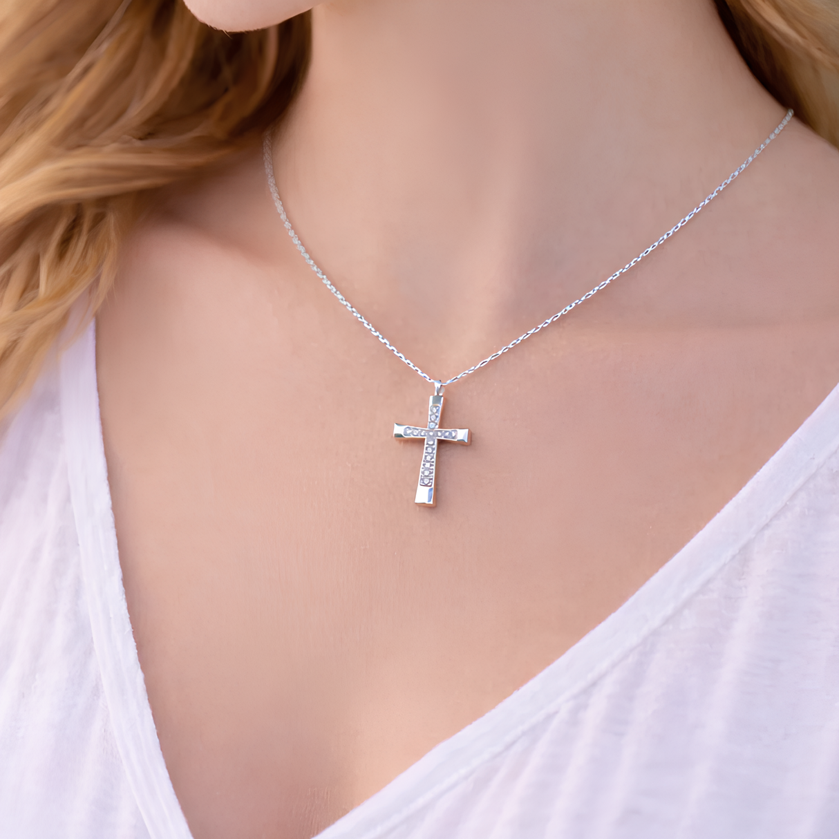 Collier croix sertie de strass en acier inoxydable Collier croix sertie de strass en acier inoxydable - Argenté | Creabibenval