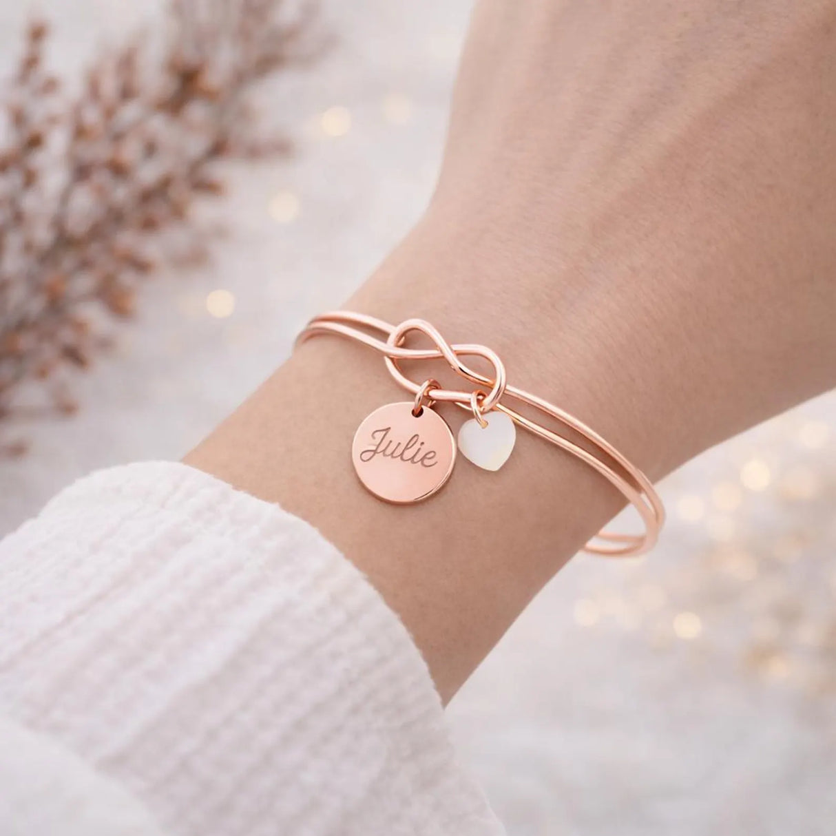 Bracelet jonc personnalisé médaille gravée breloque nacre