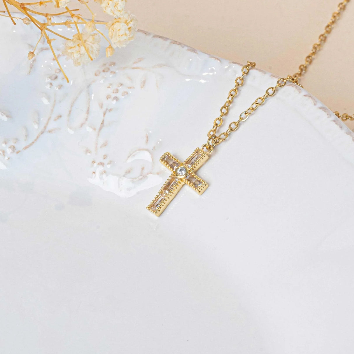 Collier petite croix chrétienne strass or acier inoxydable pour femme