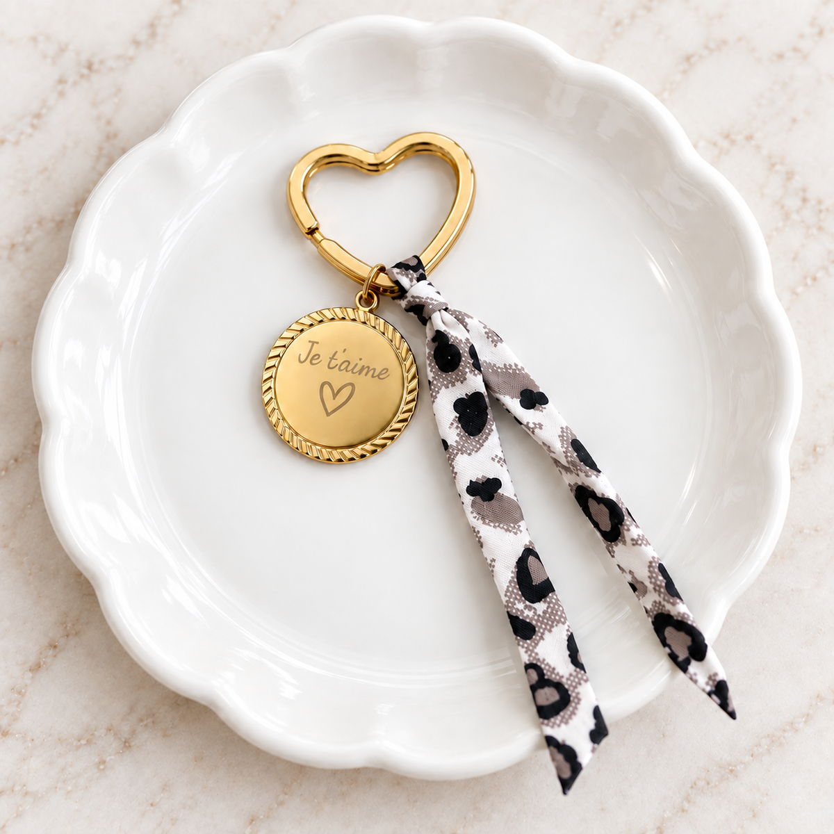 Porte-clés cœur personnalisé avec médaille gravée – Bijou de sac doré avec ruban