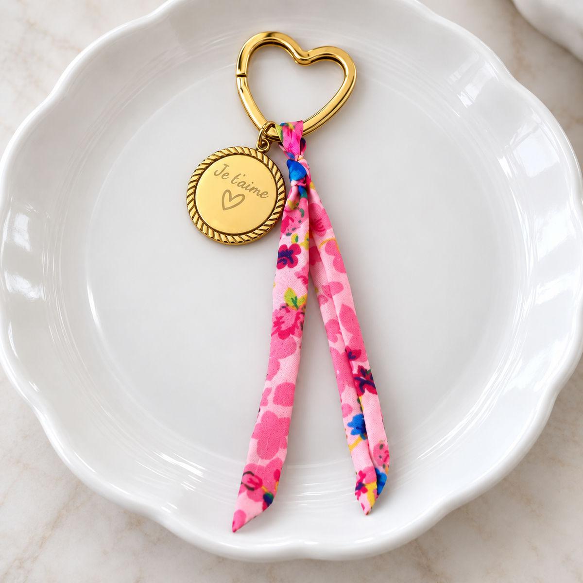 Porte-clés cœur personnalisé avec médaille gravée – Bijou de sac doré avec ruban
