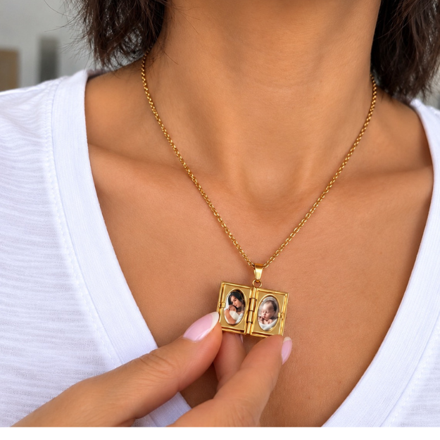 Collier photo personnalisé médaillon forme livre à graver