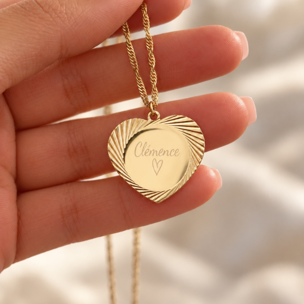Collier personnalisé médaille gravée coeur travaillé en acier inoxydable