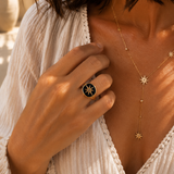 Bague fine avec un pièce ronde émaillé avec motif étoile et serti d'un strass en acier inoxydable