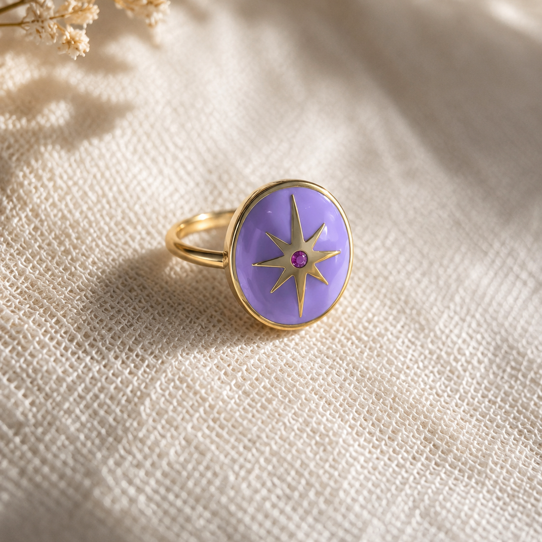 Bague fine avec un pièce ronde émaillé avec motif étoile et serti d'un strass en acier inoxydable