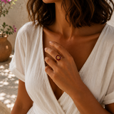 Bague fine avec un pièce ronde émaillé avec motif étoile et serti d'un strass en acier inoxydable