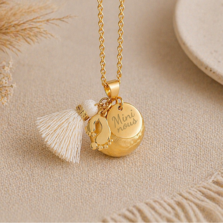 Bola de grossesse doré brossé médaille à graver petit pieds pompon