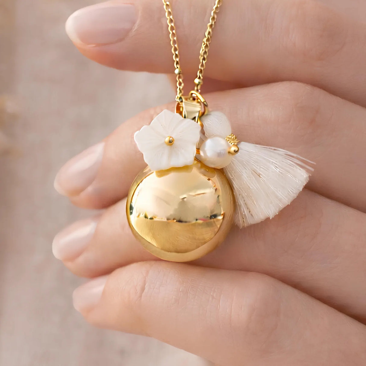 Bola de grossesse doré fleur nacre pompon perle d'eau douce