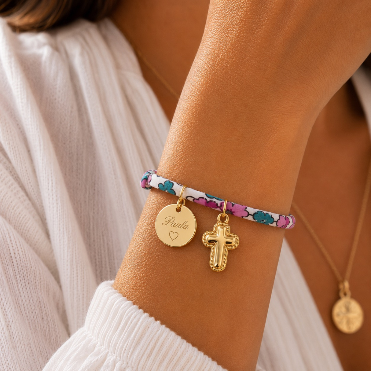 Bracelet Liberty personnalisé avec médaille gravée et croix dorée