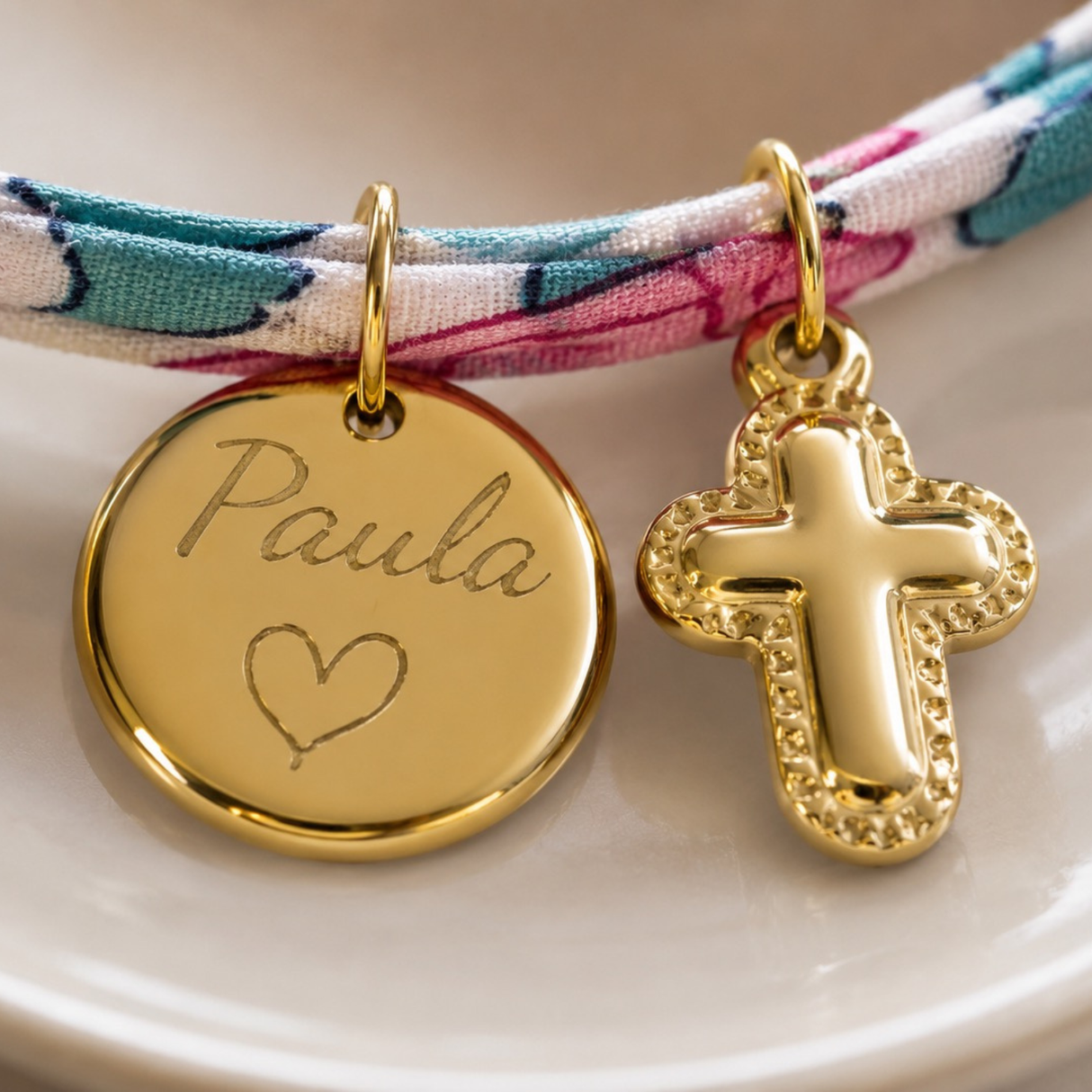 Bracelet Liberty personnalisé avec médaille gravée et croix dorée