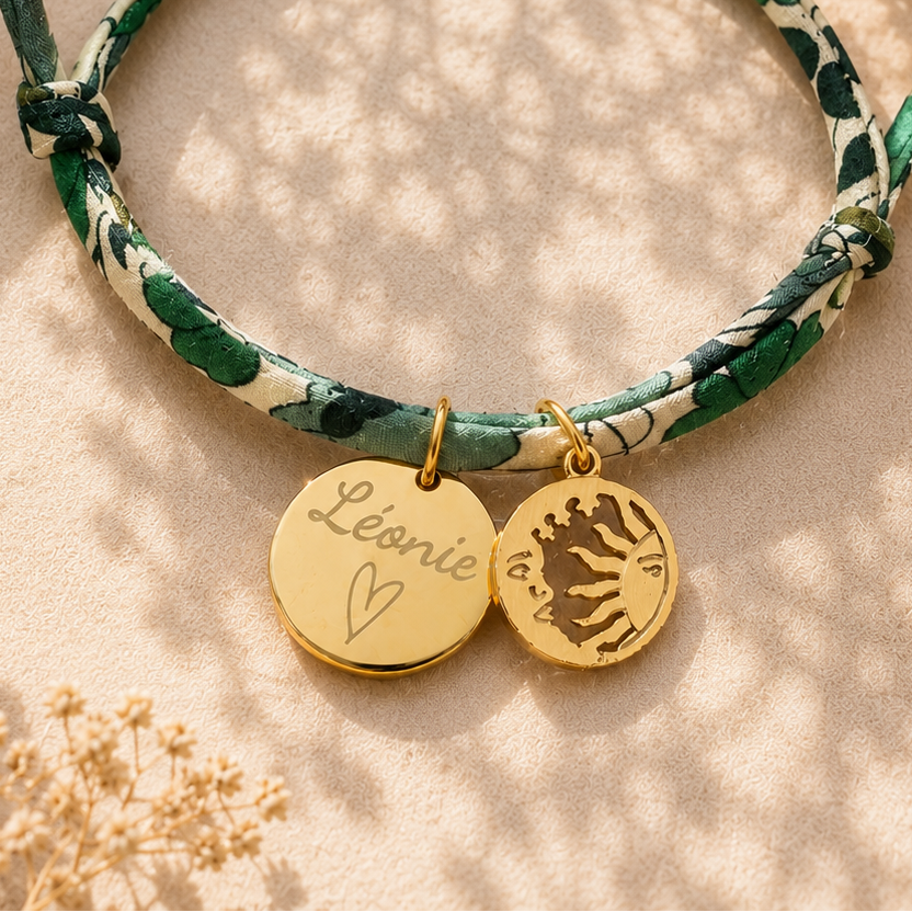 Bracelet Liberty personnalisé avec médaille gravée et pendentif soleil