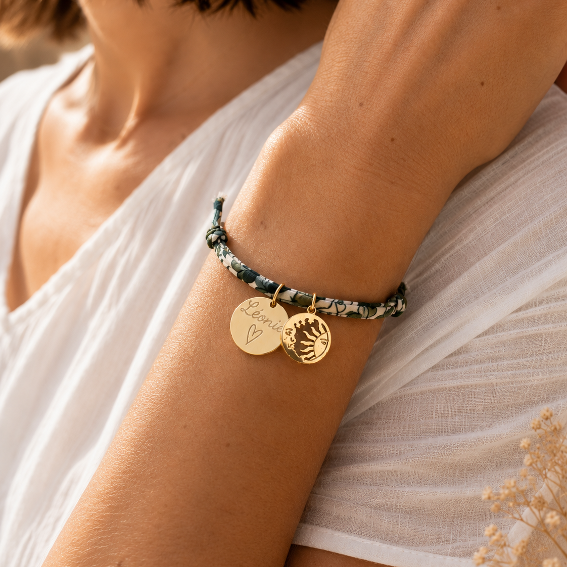 Bracelet Liberty personnalisé avec médaille gravée et pendentif soleil