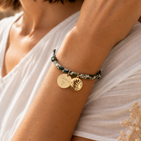 Bracelet Liberty personnalisé avec médaille gravée et pendentif soleil