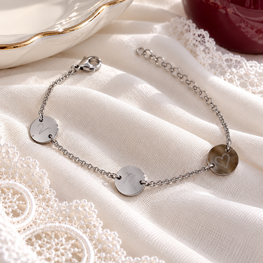Bracelet lettre initiale personnalisé 3 médailles gravées