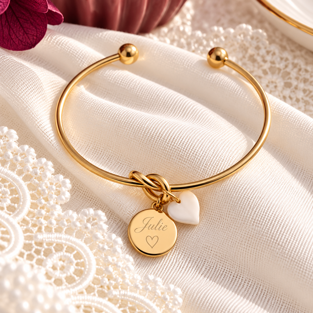 Bracelet jonc personnalisé médaille gravée breloque nacre