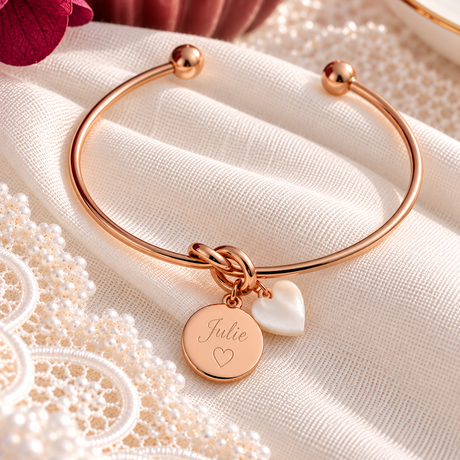 Bracelet jonc personnalisé médaille gravée breloque nacre
