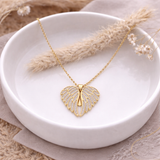Collier personnalisé médaille gravée ailes d'ange strass