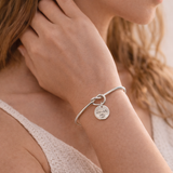 Bracelet jonc personnalisé médaille gravée breloque nacre