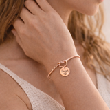 Bracelet jonc personnalisé médaille gravée breloque nacre