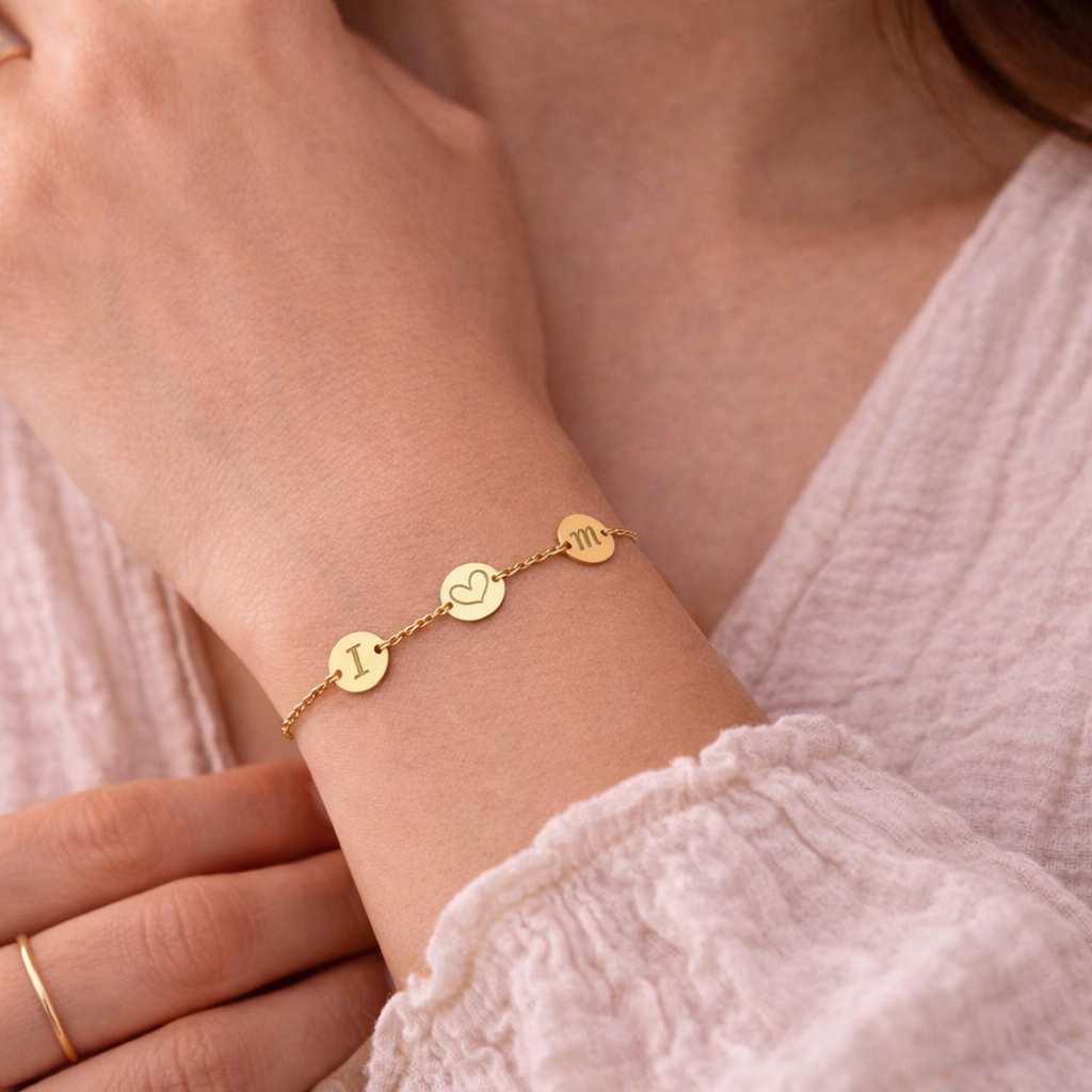 Bracelet lettre initiale personnalisé 3 médailles gravées