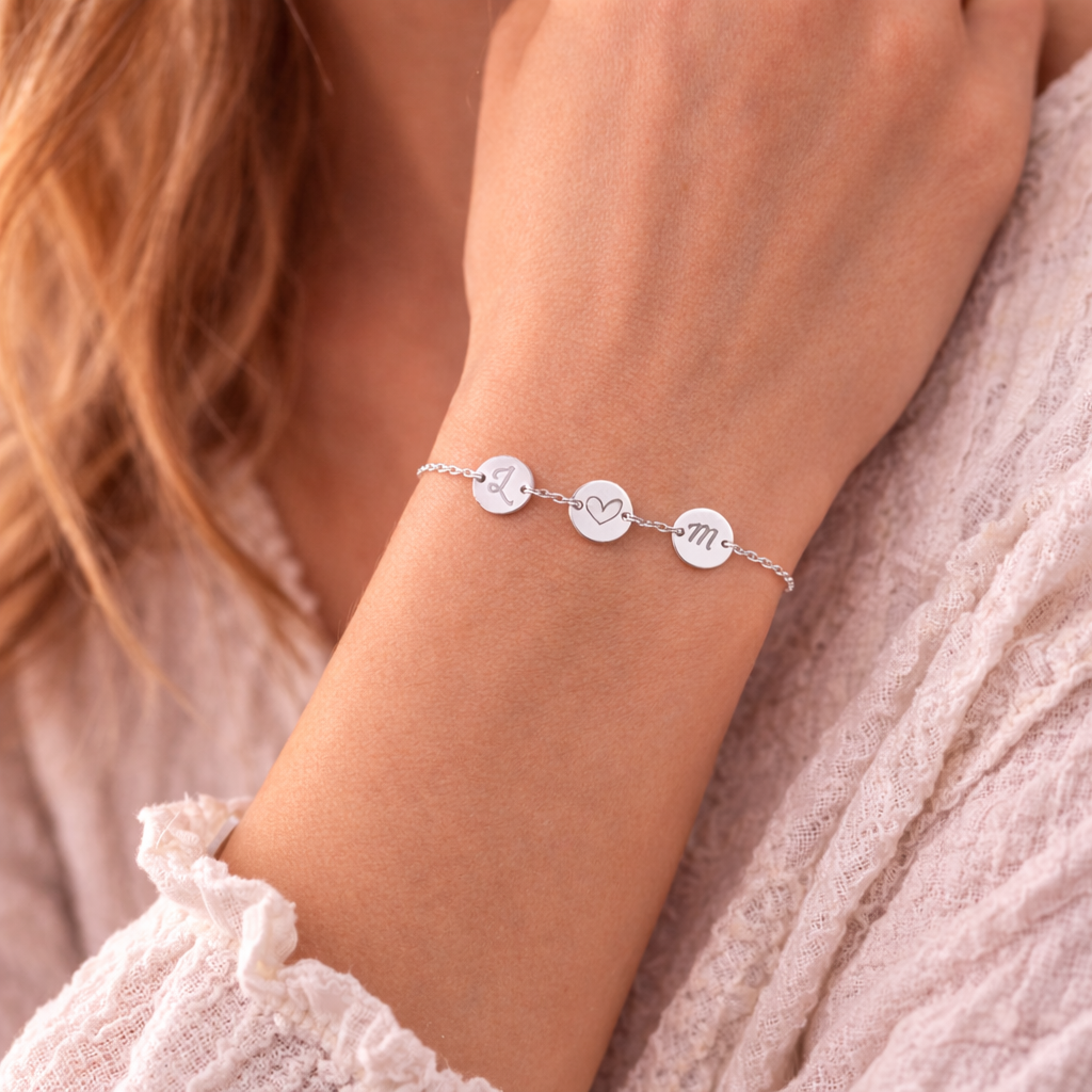 Bracelet lettre initiale personnalisé 3 médailles gravées