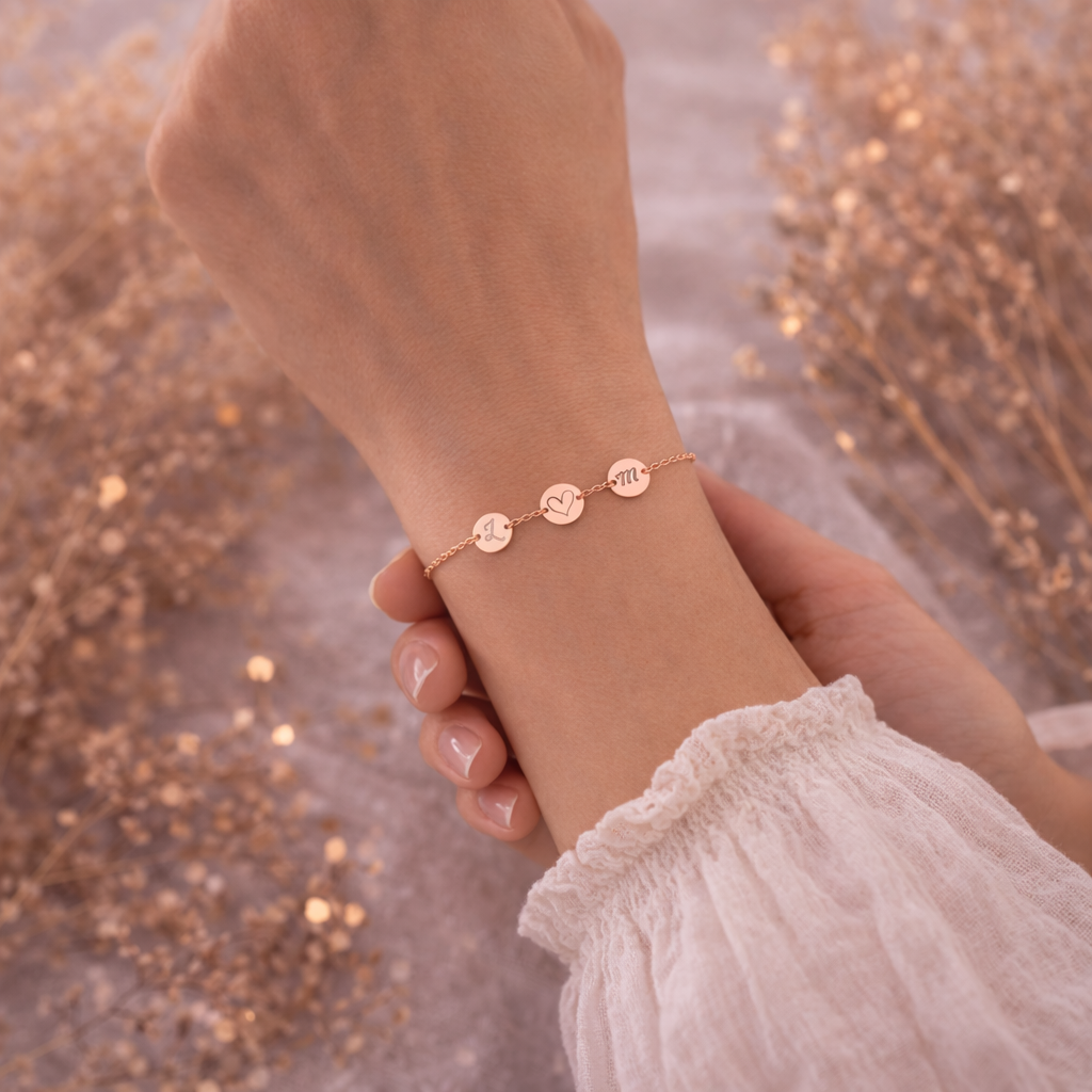 Bracelet lettre initiale personnalisé 3 médailles gravées